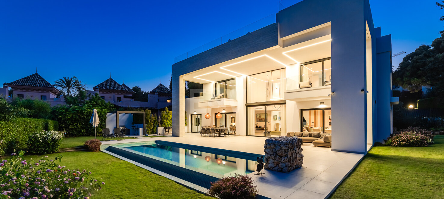 Sleek Contemporary Villa i Cascada de Camján med panoramautsikt över havet