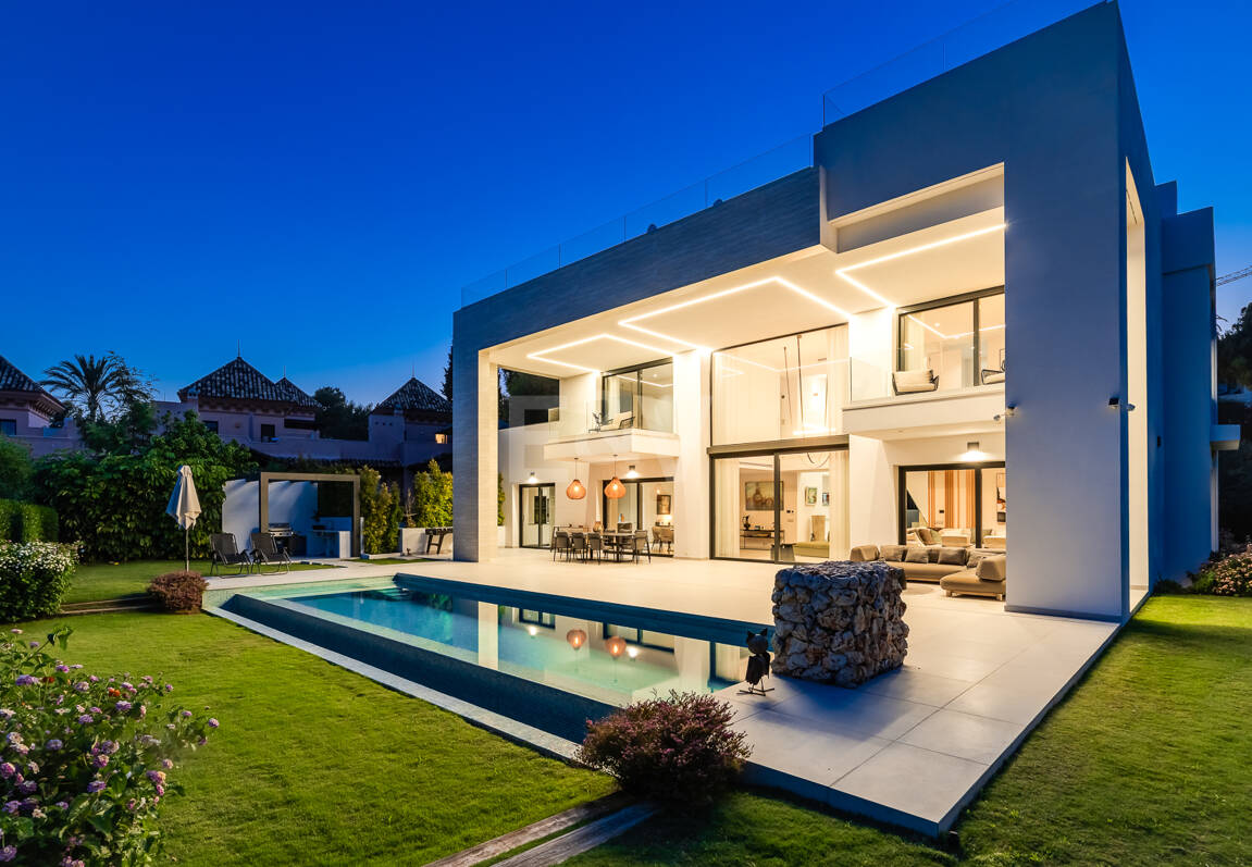 Elegante Zeitgenössische Villa in Cascada de Camoján mit Panoramablick auf das Meer