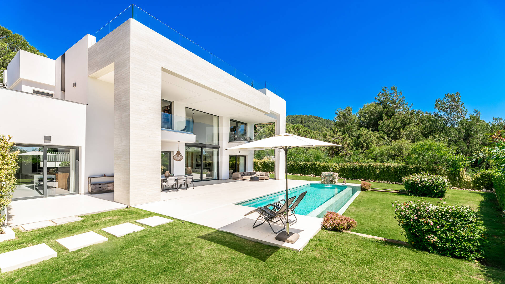 Elegancka, nowoczesna willa w Cascada de Camoján z panoramicznym widokiem na morze