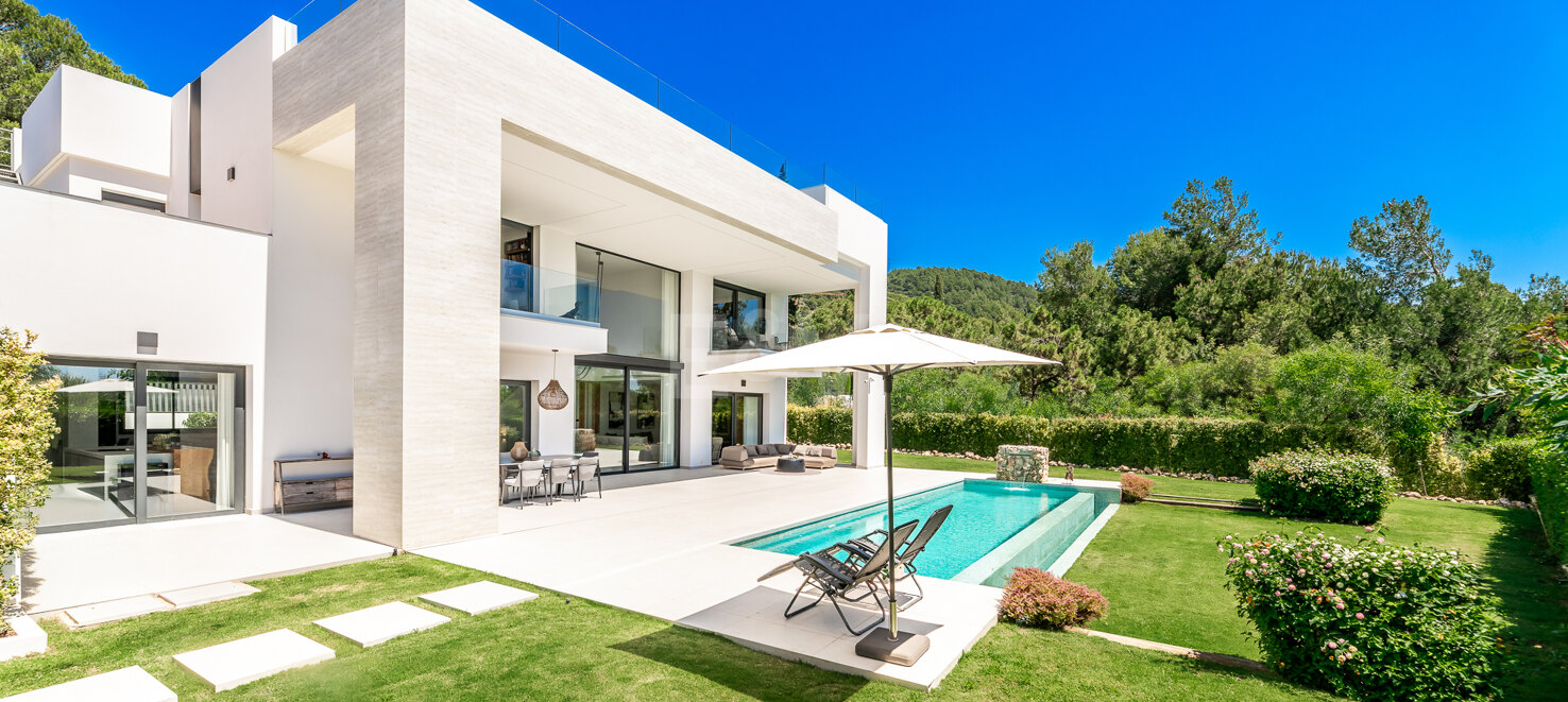 Sleek Contemporary Villa i Cascada de Camján med panoramautsikt över havet