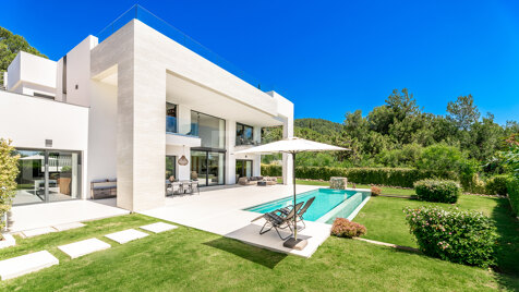 Villa contemporaine élégante à Cascada de Camján avec vue panoramique sur la mer