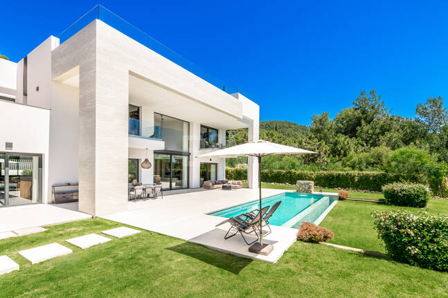 Elegante Zeitgenössische Villa in Cascada de Camoján mit Panoramablick auf das Meer