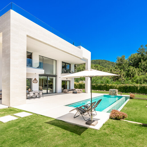 Sleek Contemporary Villa i Cascada de Camján med panoramautsikt över havet