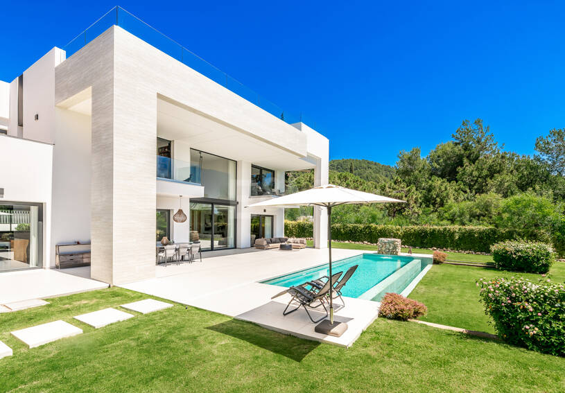 Elegante Zeitgenössische Villa in Cascada de Camoján mit Panoramablick auf das Meer