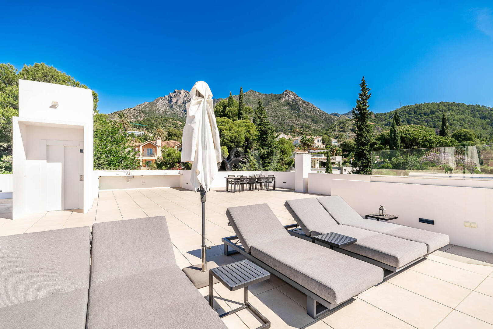 Elegante Zeitgenössische Villa in Cascada de Camoján mit Panoramablick auf das Meer