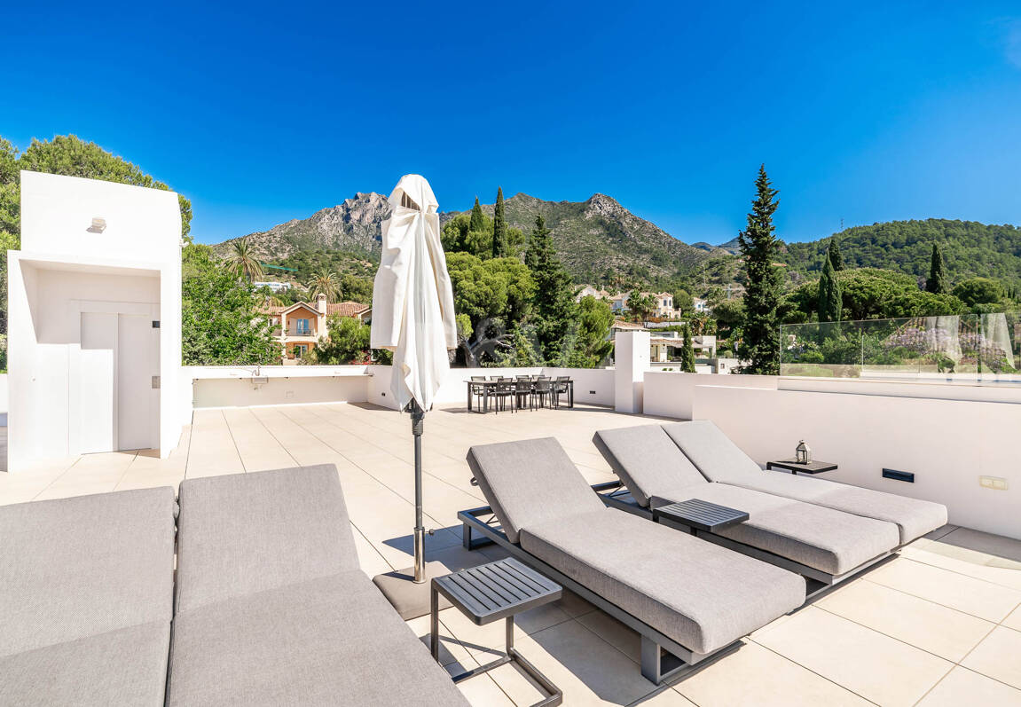 Elegante Zeitgenössische Villa in Cascada de Camoján mit Panoramablick auf das Meer