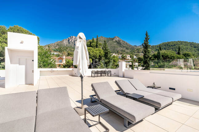Elegante Zeitgenössische Villa in Cascada de Camoján mit Panoramablick auf das Meer