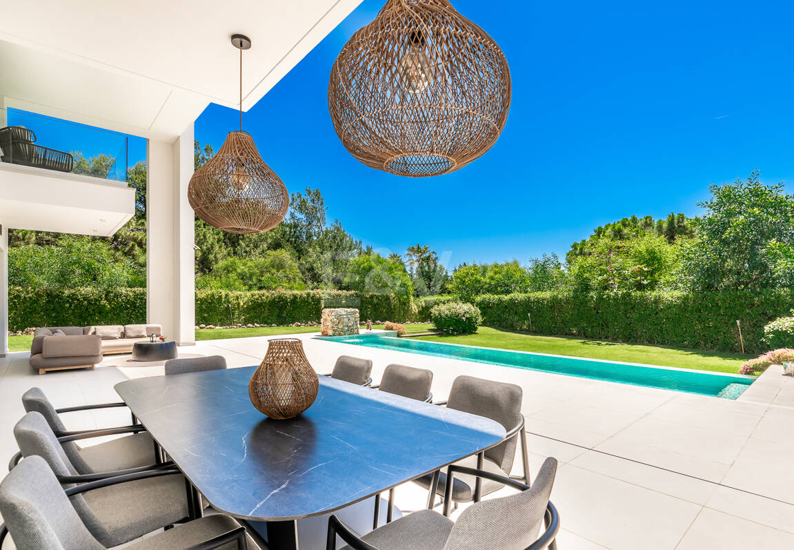 Elegante Zeitgenössische Villa in Cascada de Camoján mit Panoramablick auf das Meer