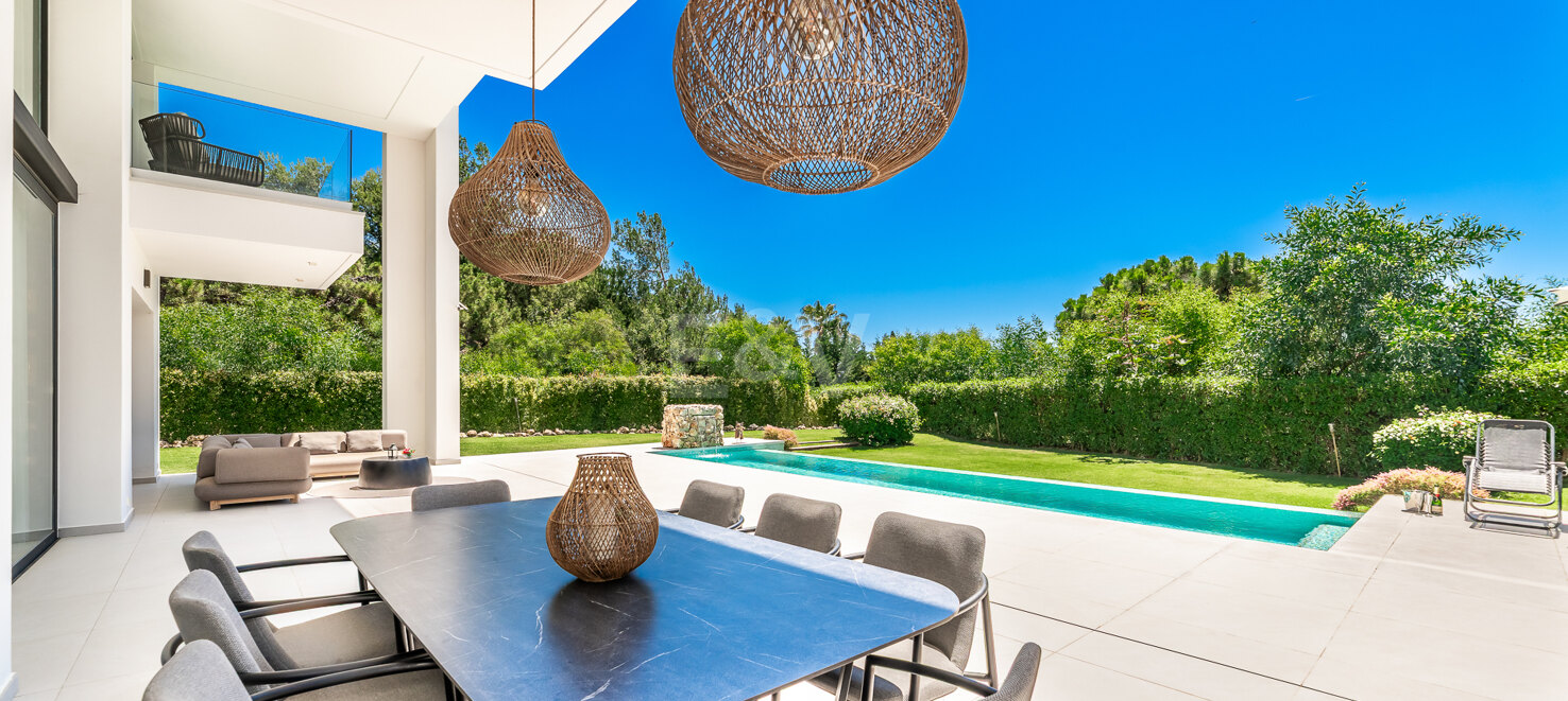 Sleek Contemporary Villa i Cascada de Camján med panoramautsikt över havet