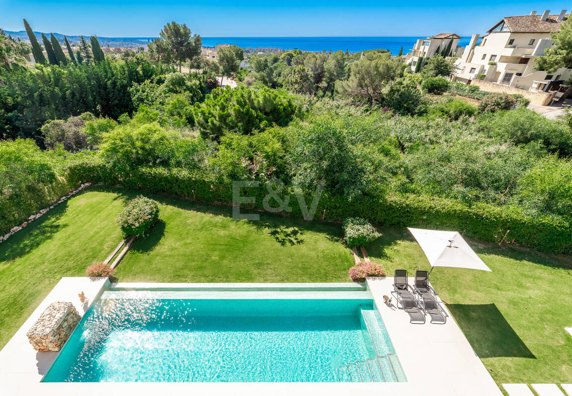 Elegante Zeitgenössische Villa in Cascada de Camoján mit Panoramablick auf das Meer