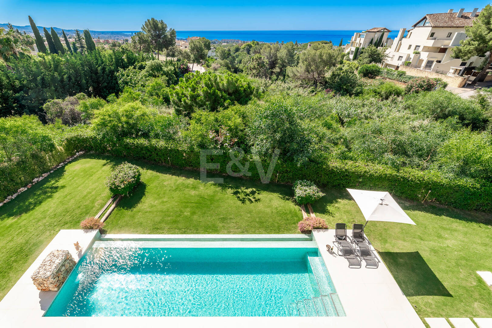 Elegante Zeitgenössische Villa in Cascada de Camoján mit Panoramablick auf das Meer