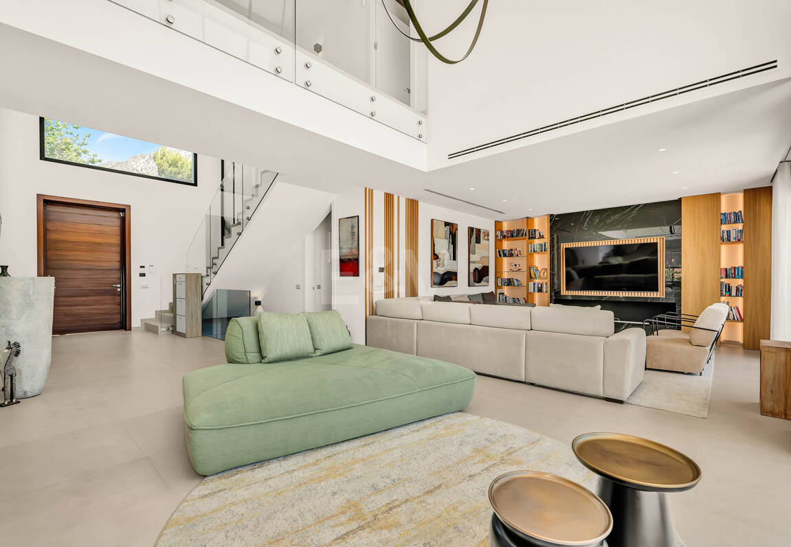 Elegante Zeitgenössische Villa in Cascada de Camoján mit Panoramablick auf das Meer