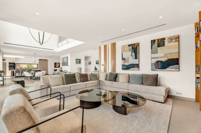 Elegante Zeitgenössische Villa in Cascada de Camoján mit Panoramablick auf das Meer