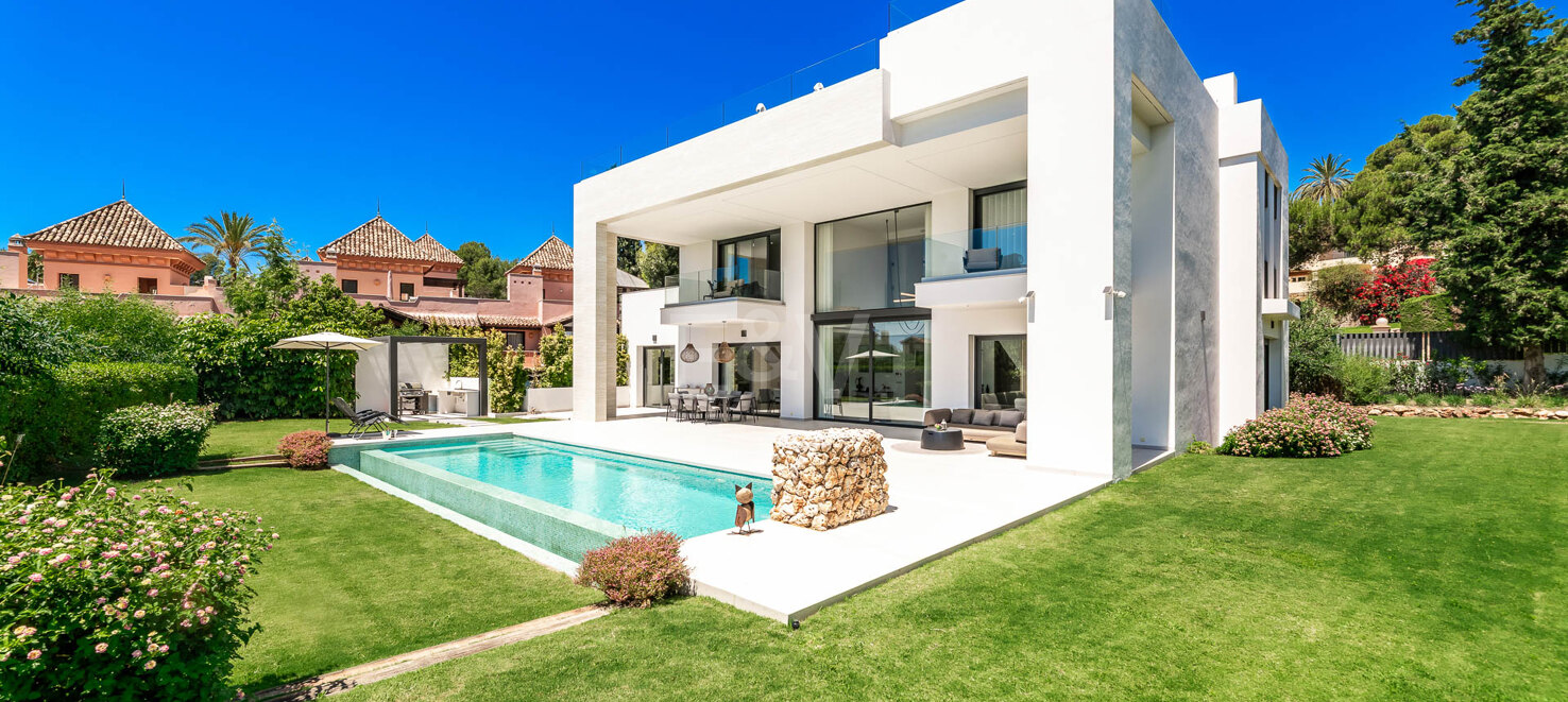 Elegante Zeitgenössische Villa in Cascada de Camoján mit Panoramablick auf das Meer