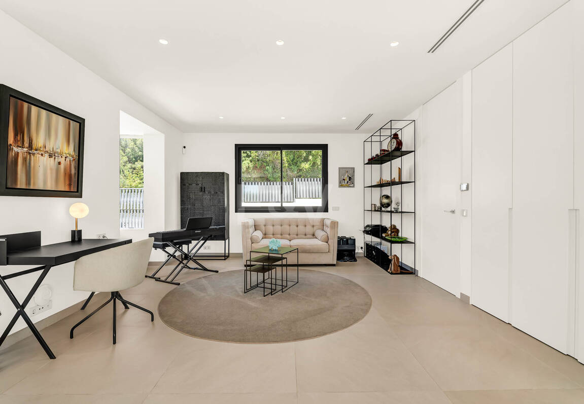 Elegante Zeitgenössische Villa in Cascada de Camoján mit Panoramablick auf das Meer