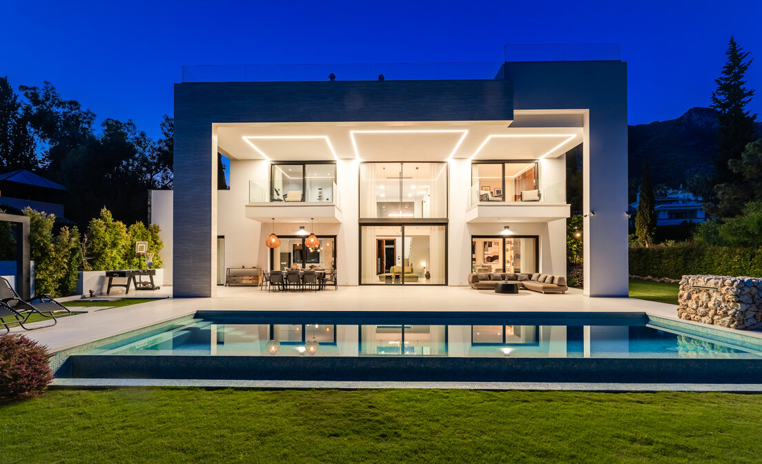 Sleek Contemporary Villa In Cascada de Camján z widokiem na morze panoramiczne