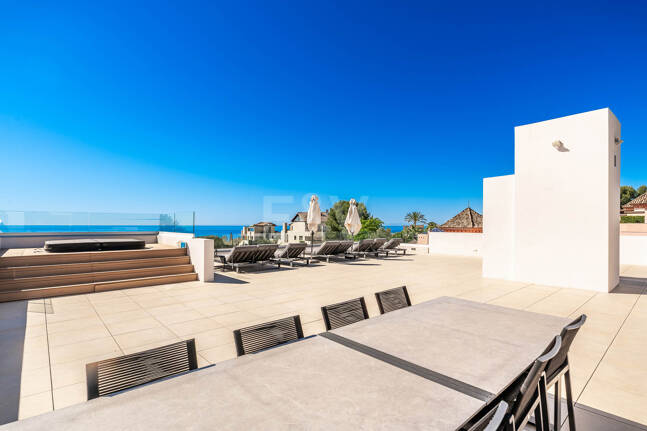 Elegante Zeitgenössische Villa in Cascada de Camoján mit Panoramablick auf das Meer