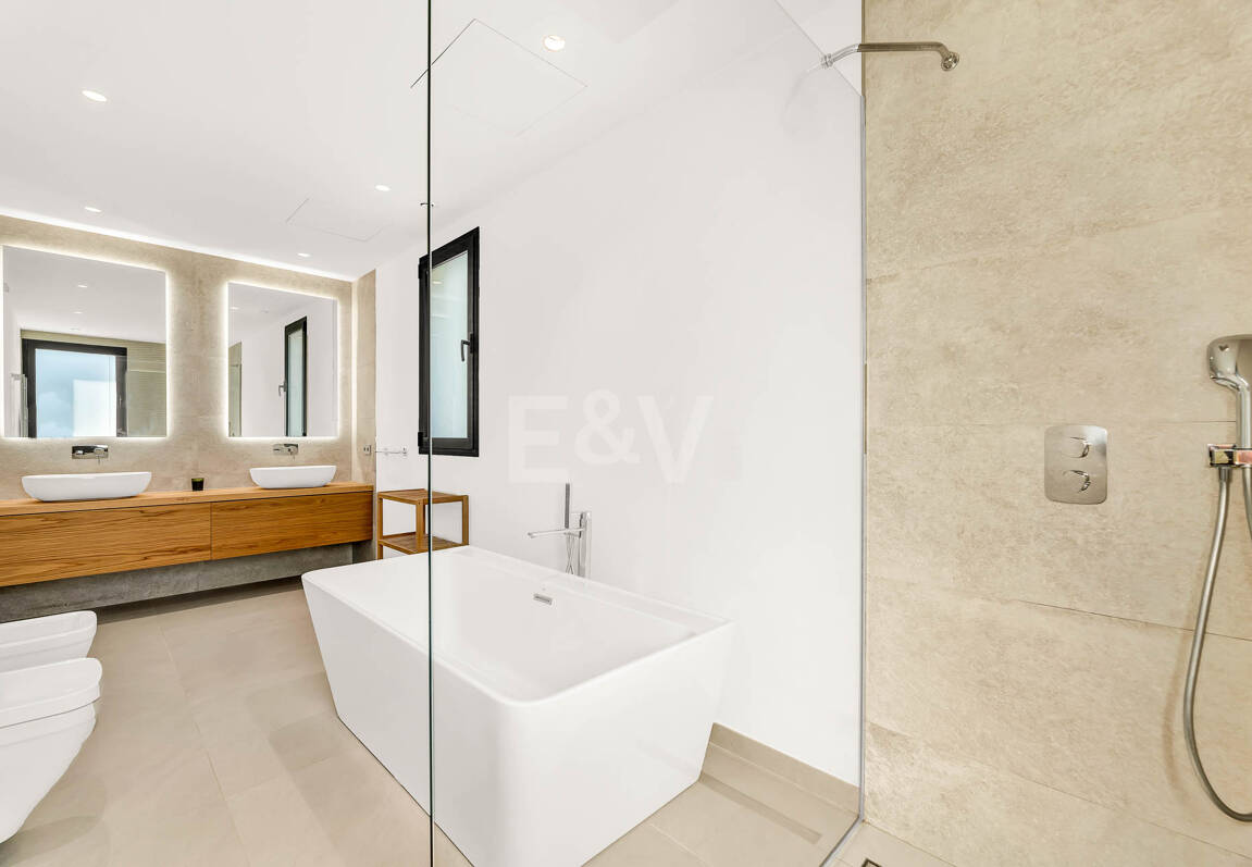 Elegante Zeitgenössische Villa in Cascada de Camoján mit Panoramablick auf das Meer