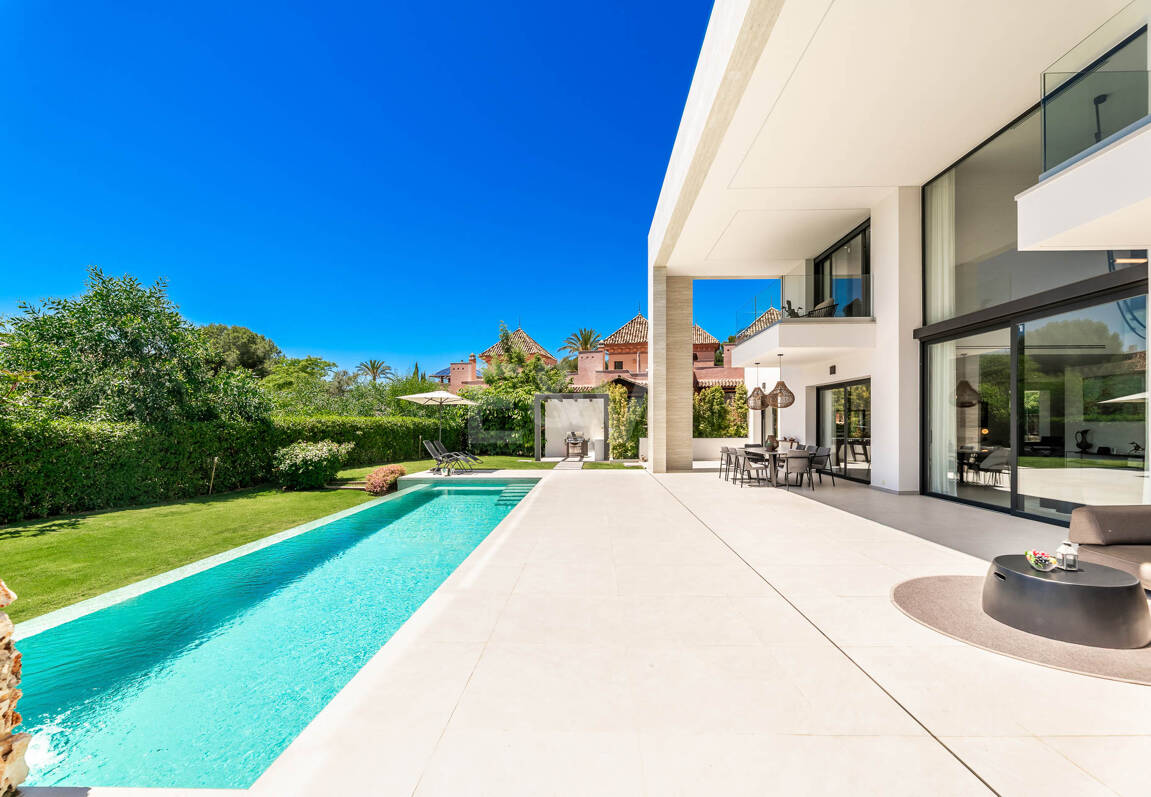 Elegante Zeitgenössische Villa in Cascada de Camoján mit Panoramablick auf das Meer