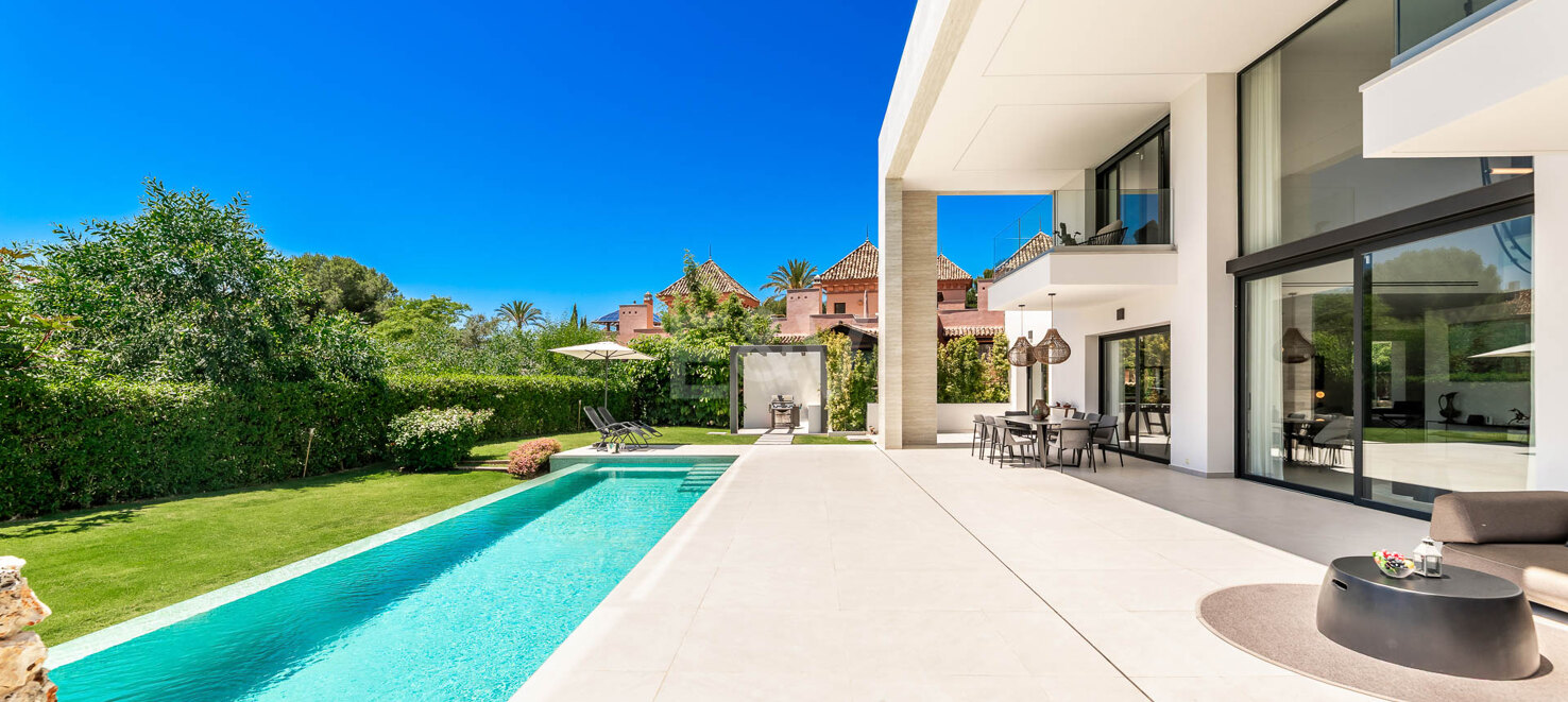 Elegante Zeitgenössische Villa in Cascada de Camoján mit Panoramablick auf das Meer
