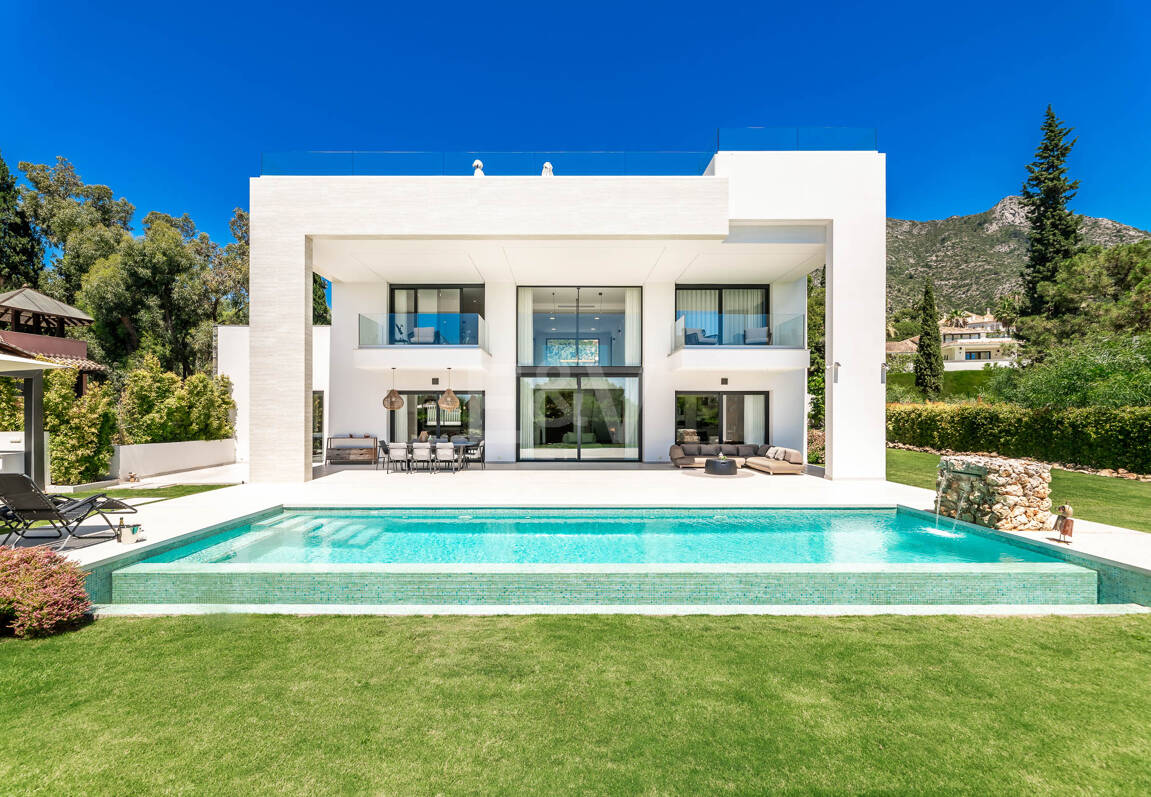 Elegante Zeitgenössische Villa in Cascada de Camoján mit Panoramablick auf das Meer