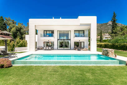 Elegante Zeitgenössische Villa in Cascada de Camoján mit Panoramablick auf das Meer