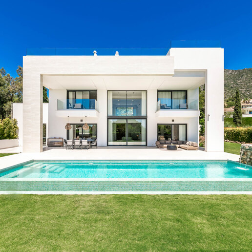 Sleek Contemporary Villa i Cascada de Camján med panoramautsikt över havet