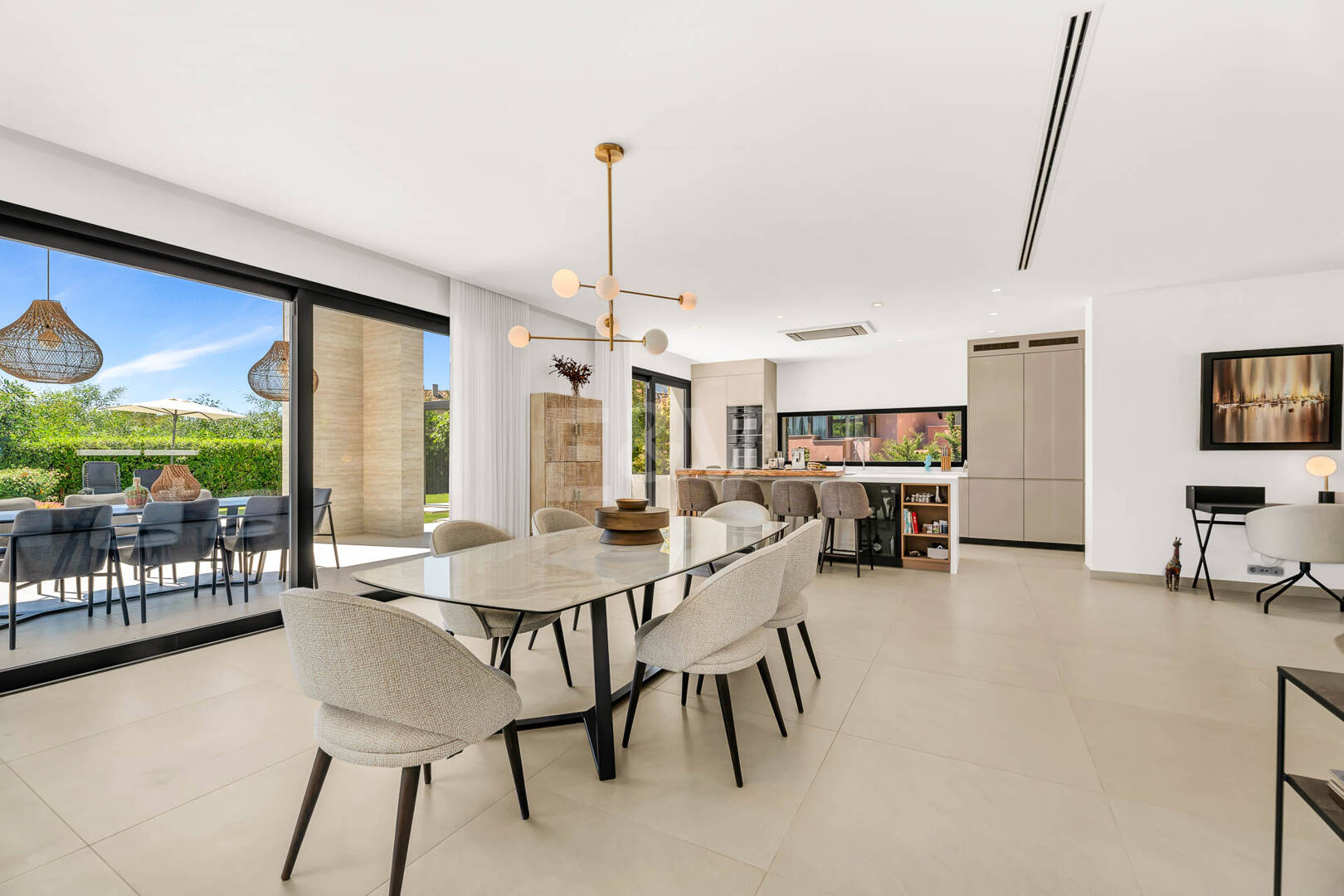 Elegancka, nowoczesna willa w Cascada de Camoján z panoramicznym widokiem na morze