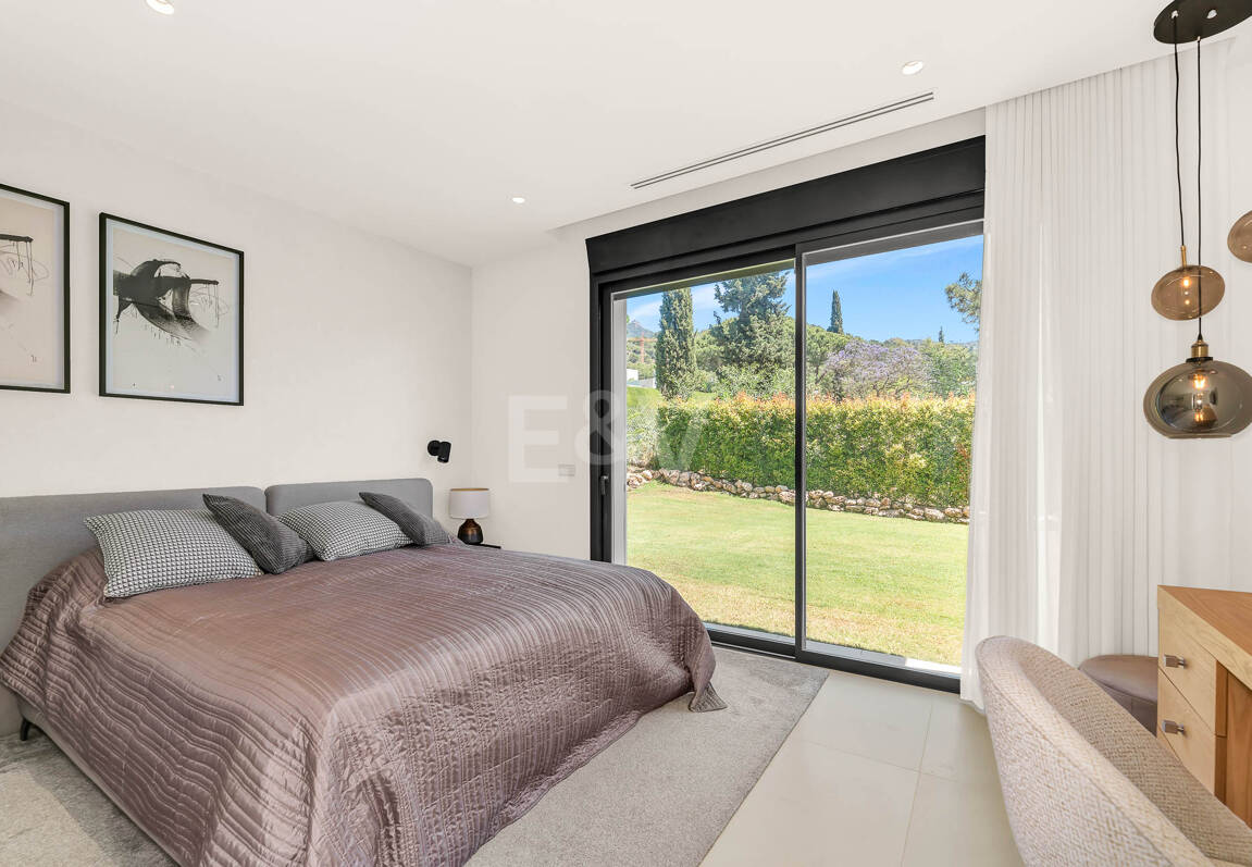 Elegante Zeitgenössische Villa in Cascada de Camoján mit Panoramablick auf das Meer