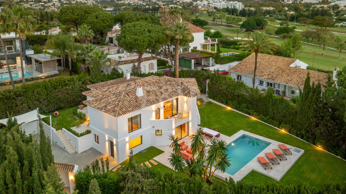 Utsökt Medelhavet Villa i hjärtat av Las Brisas Golf, Nueva Andalucía