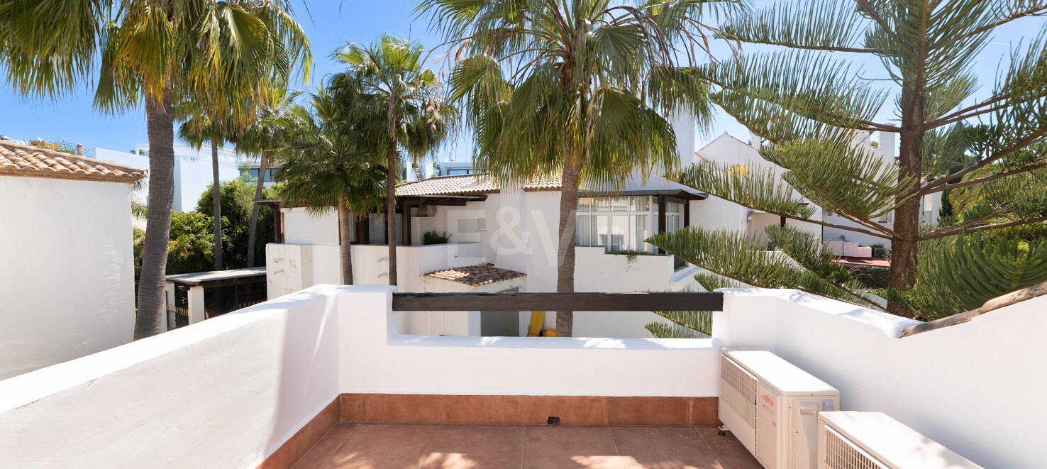 Maison de ville de Corner sophistiquée à Altos de Puente Romano – Marbella
