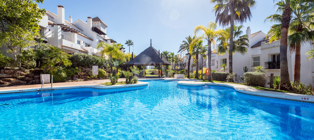 Maison de ville de Corner sophistiquée à Altos de Puente Romano – Marbella