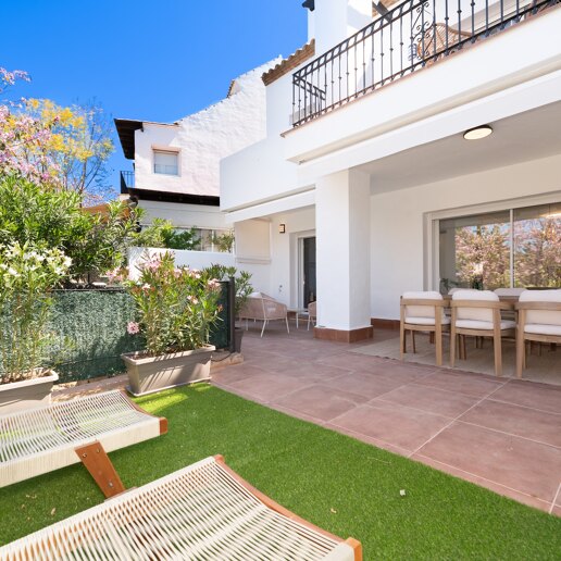 Maison de ville de Corner sophistiquée à Altos de Puente Romano – Marbella