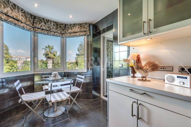 Zeitloses Apartment in einem luxuriösen Komplex in Puerto Banús