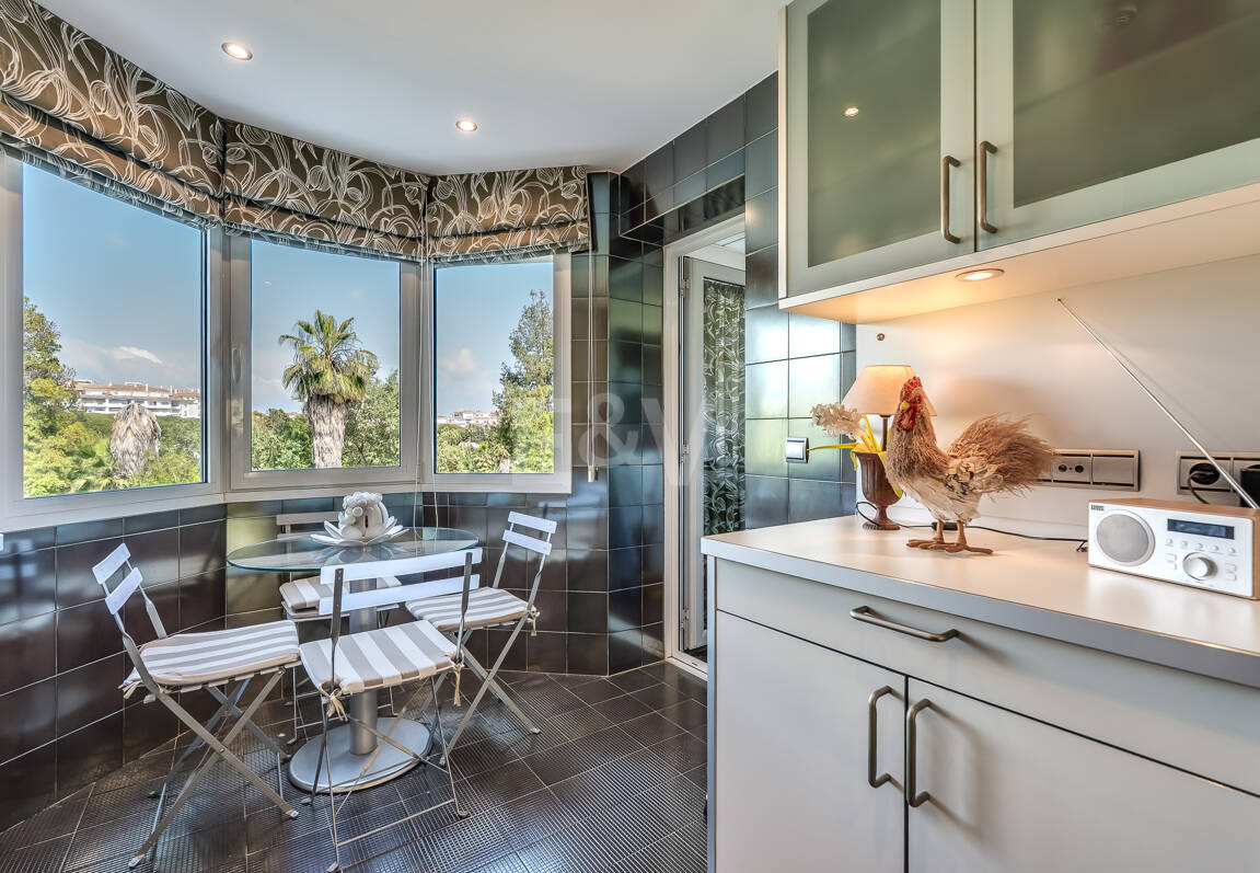 Zeitloses Apartment in einem luxuriösen Komplex in Puerto Banús