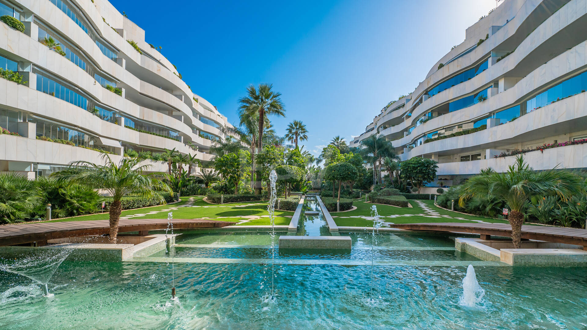 Zeitloses Apartment in einem luxuriösen Komplex in Puerto Banús