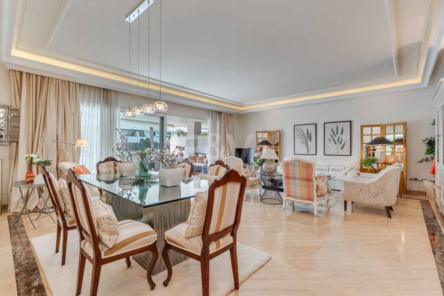 Zeitloses Apartment in einem luxuriösen Komplex in Puerto Banús