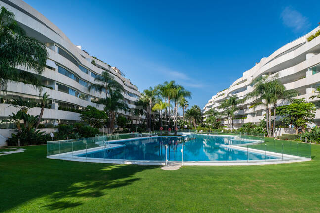 Zeitloses Apartment in einem luxuriösen Komplex in Puerto Banús
