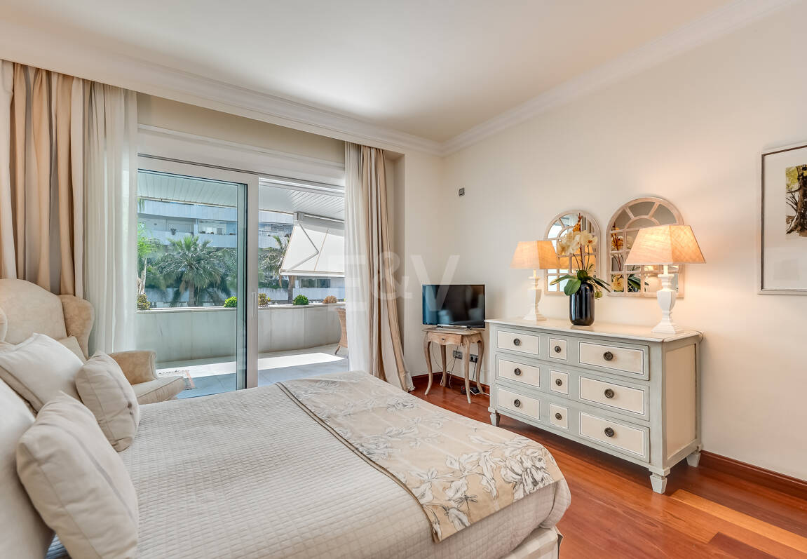 Zeitloses Apartment in einem luxuriösen Komplex in Puerto Banús