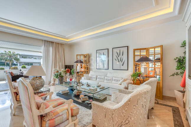 Zeitloses Apartment in einem luxuriösen Komplex in Puerto Banús