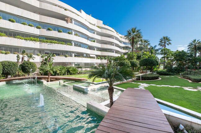 Zeitloses Apartment in einem luxuriösen Komplex in Puerto Banús