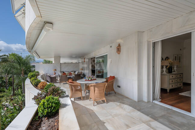 Zeitloses Apartment in einem luxuriösen Komplex in Puerto Banús