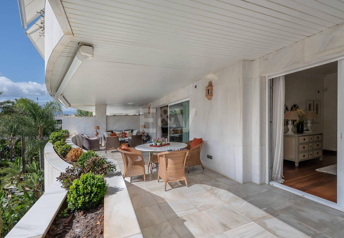 Zeitloses Apartment in einem luxuriösen Komplex in Puerto Banús