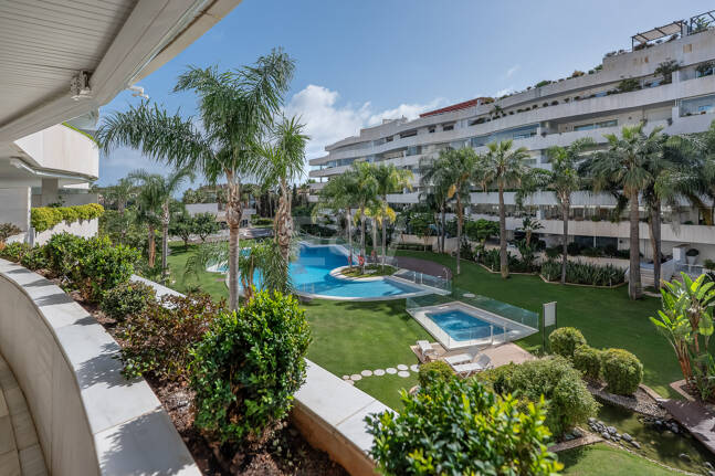 Zeitloses Apartment in einem luxuriösen Komplex in Puerto Banús