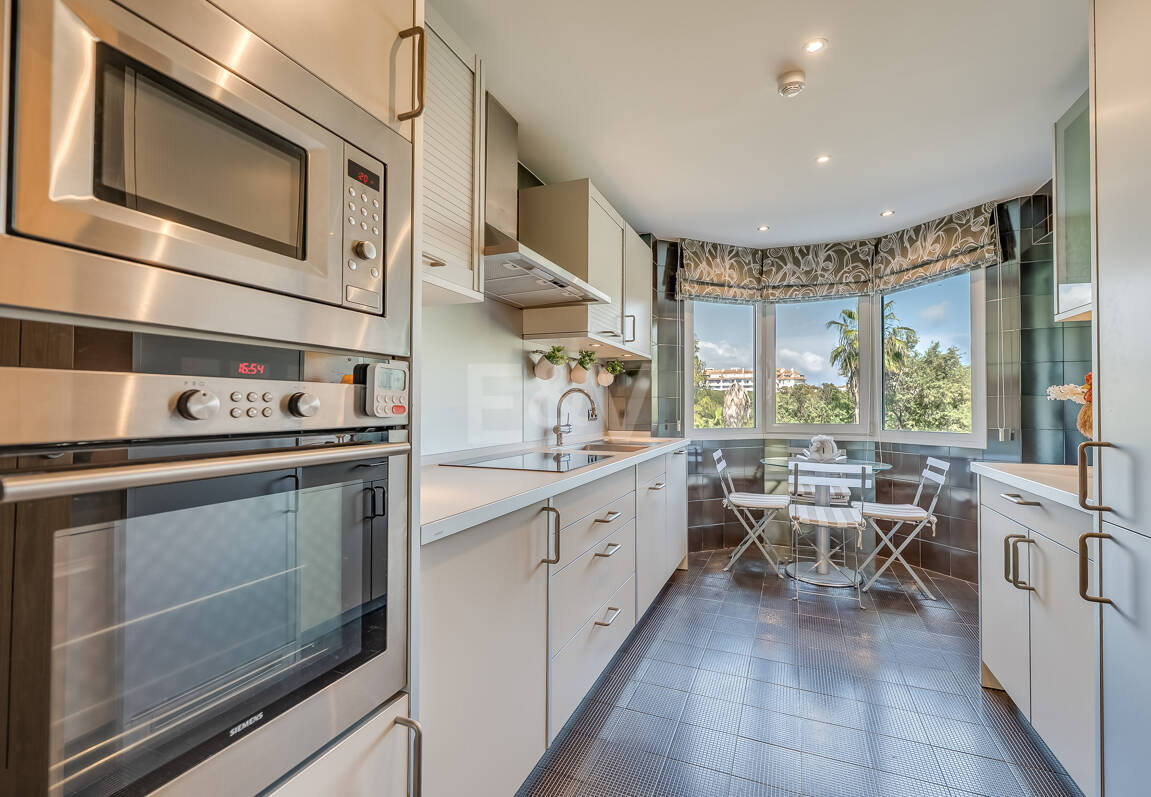 Zeitloses Apartment in einem luxuriösen Komplex in Puerto Banús