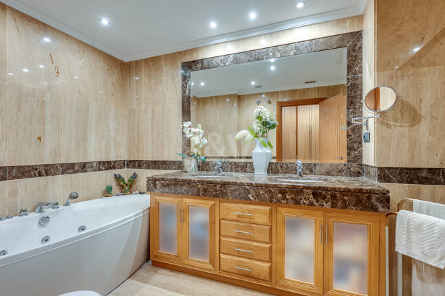 Zeitloses Apartment in einem luxuriösen Komplex in Puerto Banús