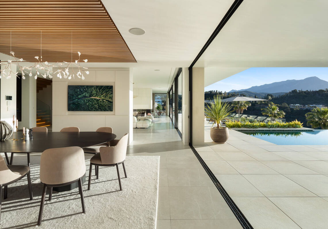 Retraite de vue sur la mer moderne dans le prestigieux El Madroñal