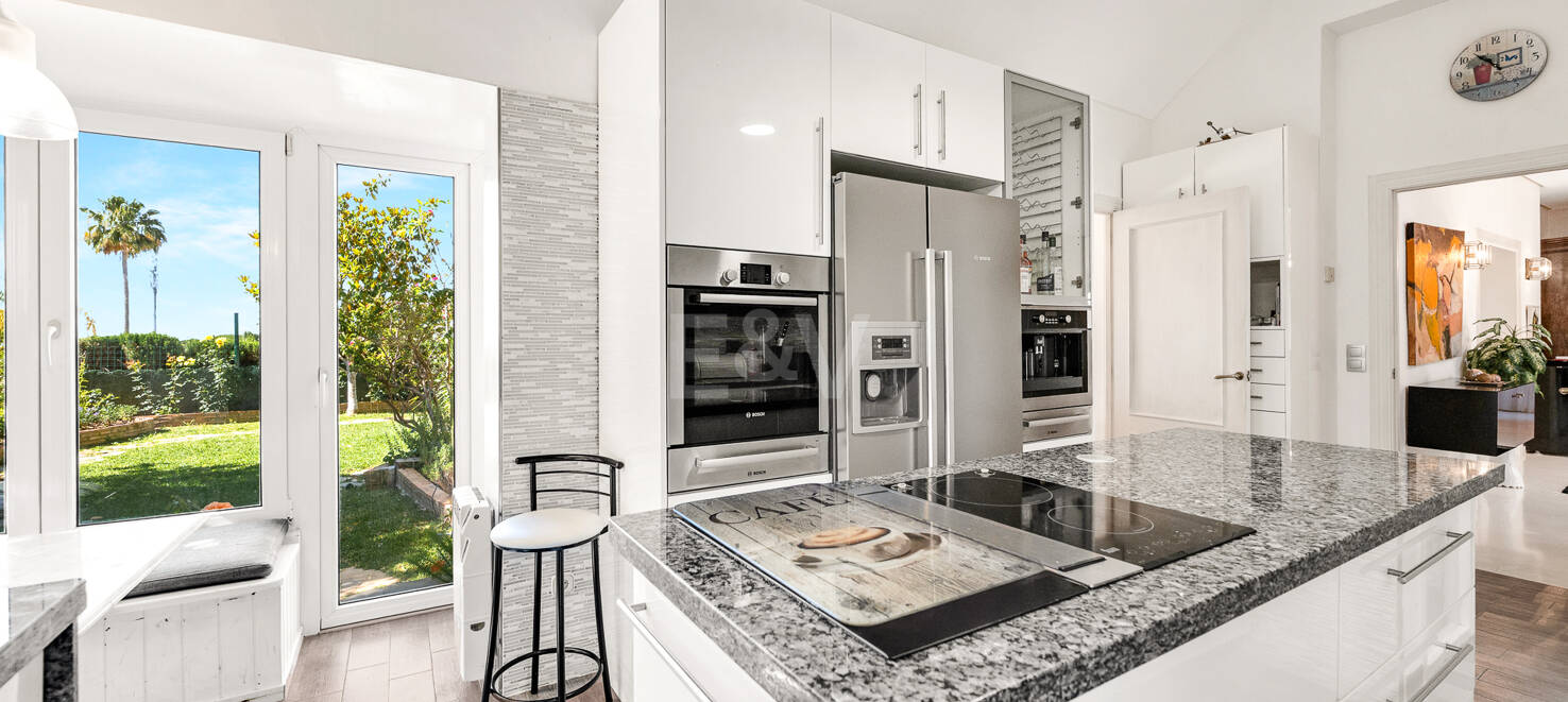 Beautiful Villa in the Heart of Nagüeles with Lush Garden and Sea Views