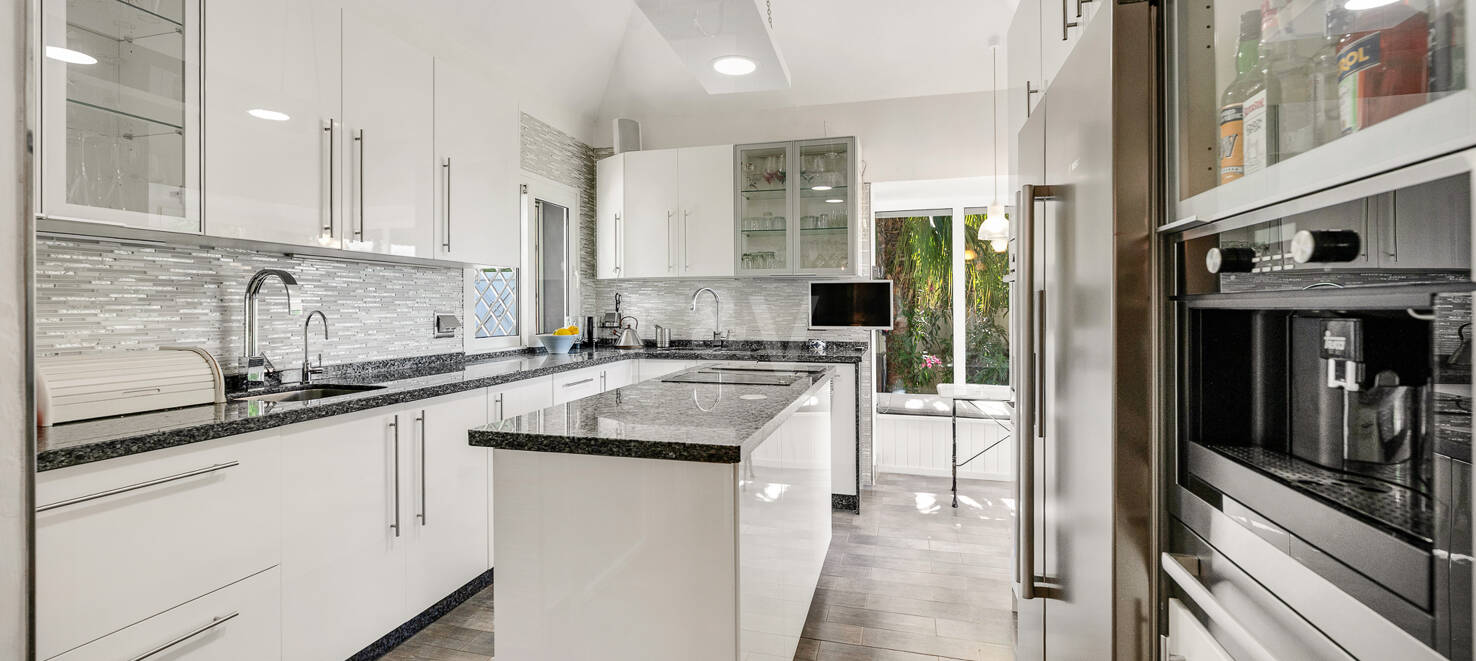 Beautiful Villa in the Heart of Nagüeles with Lush Garden and Sea Views