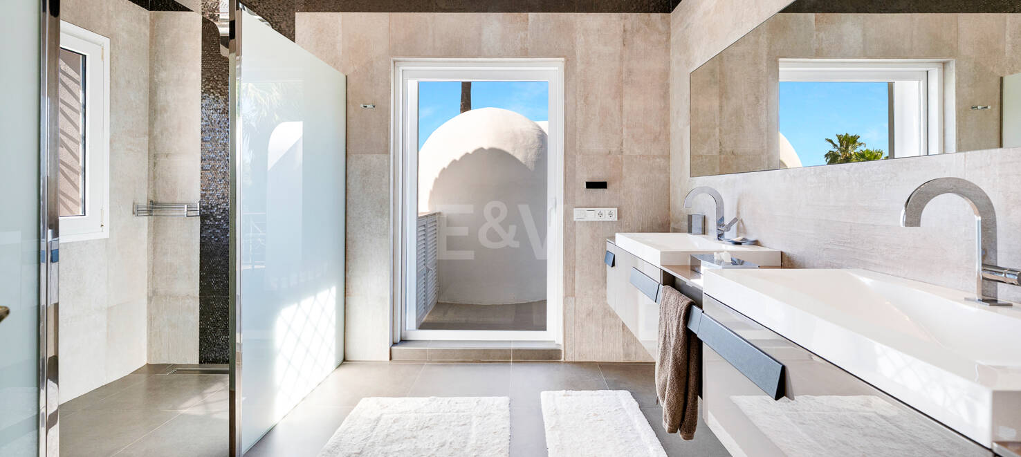 Beautiful Villa in the Heart of Nagüeles with Lush Garden and Sea Views